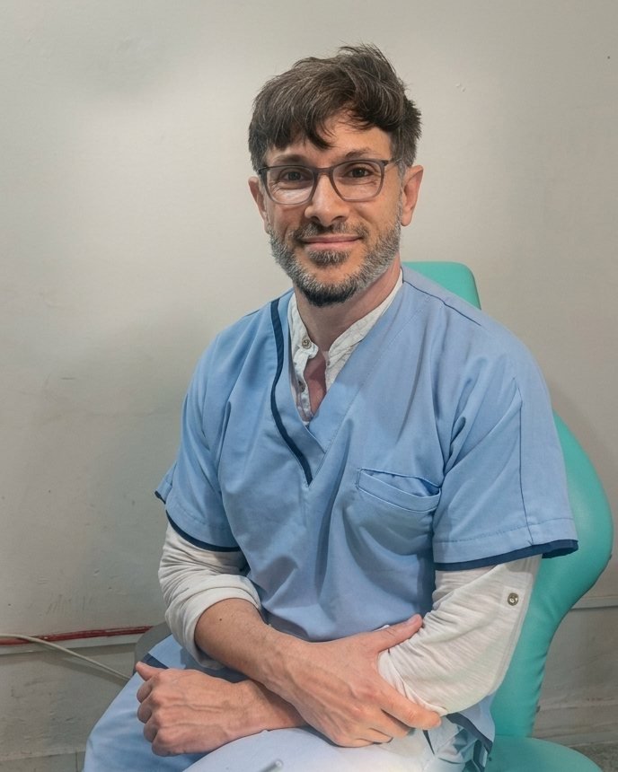 Dr. Juan Pablo Fideli en su consultorio