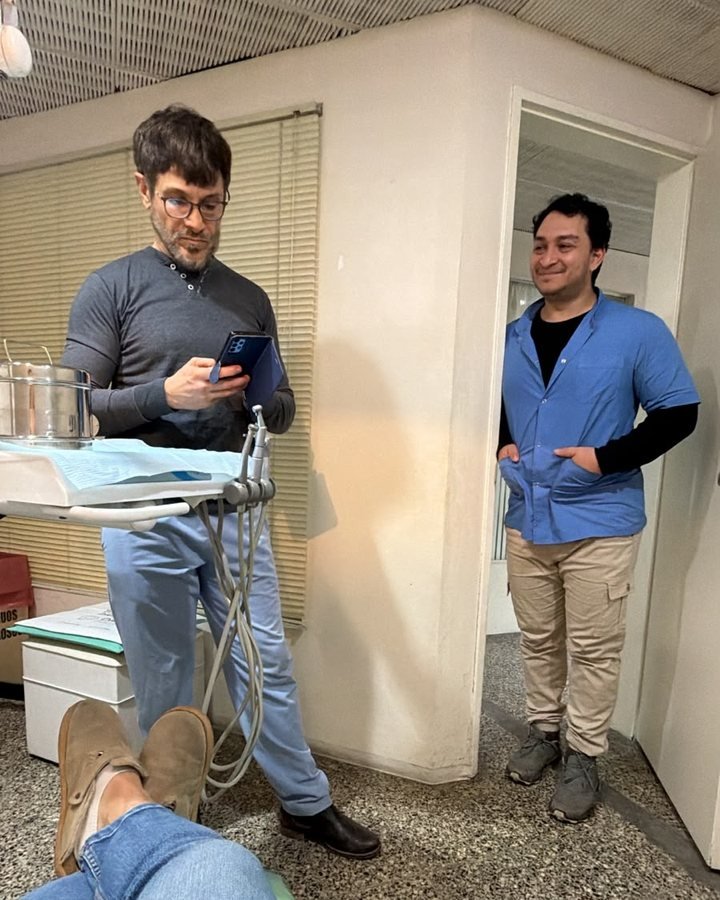 El Dr. Fideli y su asistente en el consultorio