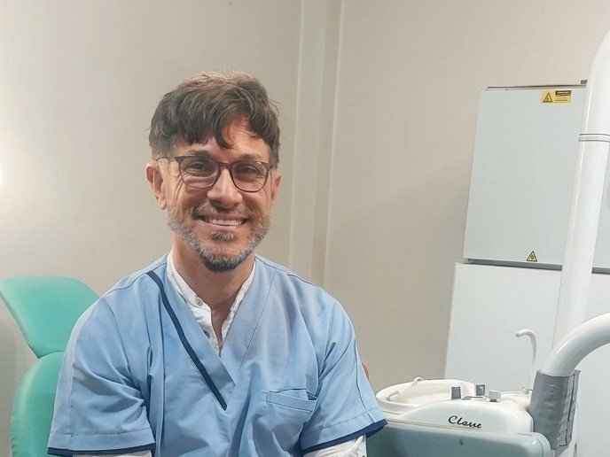 El Dr. Fideli en su consultorio
